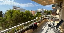 Welcome to this sunny apartment with a beautiful balcony in the heart of Cala Millor