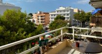 Welcome to this sunny apartment with a beautiful balcony in the heart of Cala Millor