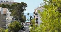 Welcome to this sunny apartment with a beautiful balcony in the heart of Cala Millor